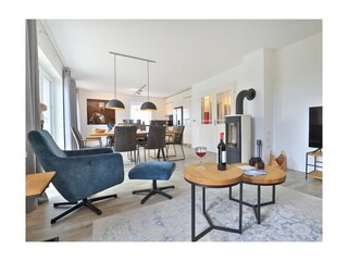 Kapitänshaus - Blick vom Sofa auf den offenen Essbereich mit Kaminofen
