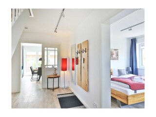 Kapitänshaus - Blick in den Flur und das Schlafzimmer im EG