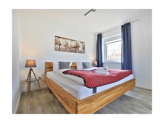 Kapitänshaus - Blick in das Schlafzimmer im EG