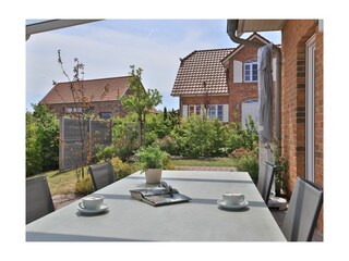 Kapitänshaus - Blick auf die Terrasse am Haus