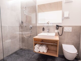 Badezimmer mit Dusche und WC
