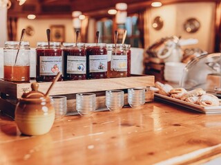 hoernlepass-fruestueck-buffet-marmeladen