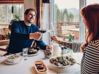 hoernlepass-restaurant-anstossen-wein-essen-genuss