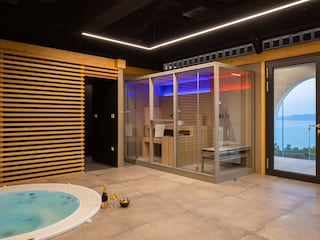 Der Wellnessbereich bietet eine finnische Sauna, usw.