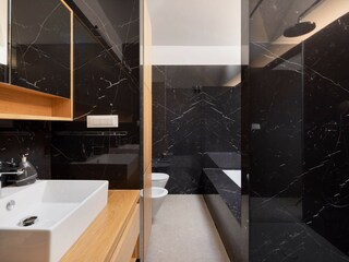 Ein eigenes Bad mit Badewanne, Dusche und Bidet.
