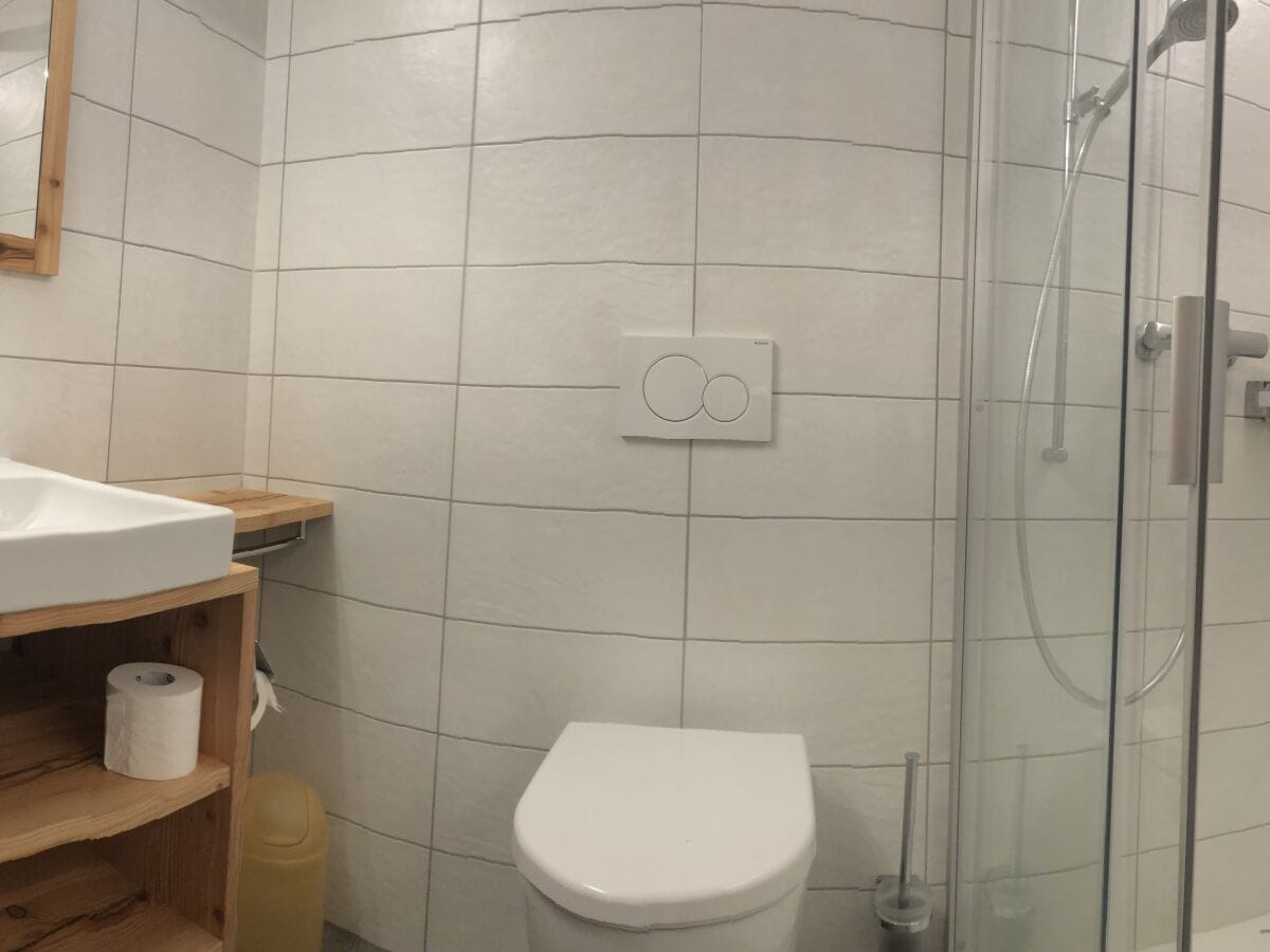 Badezimmer 1 mit Dusche und WC (pano)