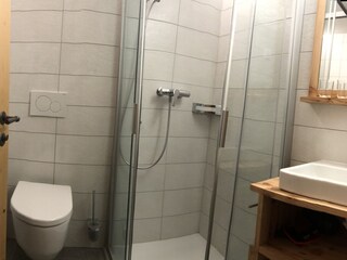 Badezimmer 2 mit Dusche und WC (pano)