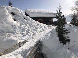 Zugang zum Chalet über kleine Brücke