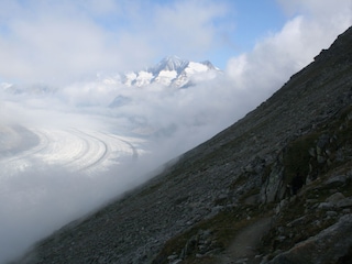 Wandern hoch über dem Aletschgletscher, Morgennebel