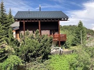 Chalet Iris mit kleiner Terrasse und Gartensitzplatz