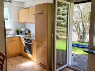Küche mit Ausgang in den Garten