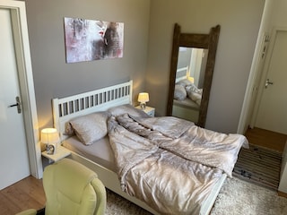 Schlafzimmer mit begehbarem Kleiderschrank