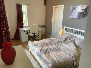 Kleiner Retro-Schreibtisch im Schlafzimmer