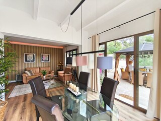 Wohn-Essbereich mit Terrassenzugang