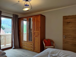 2. Schlafzimmer mit großem Schrank