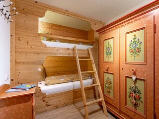 Kleines Kinderzimmer mit Kojenbett