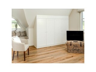 Das Reethaus - Blick in das große Schlafzimmer und den TV