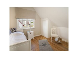 Das Reethaus - Blick in das Schlafzimmer mit einem Ausziehbett