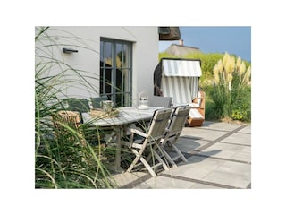 Das Reethaus - Blick auf die schöne Terrasse mit Strandkorb