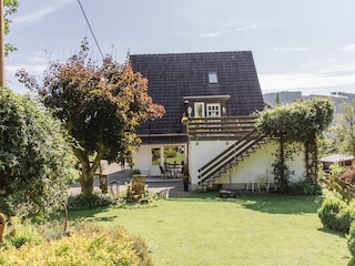 Blick von der Liegewiese zur Ferienwohnung