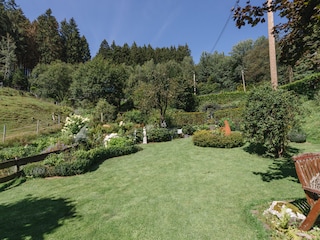 Garten der an die Terrasse angrenzt