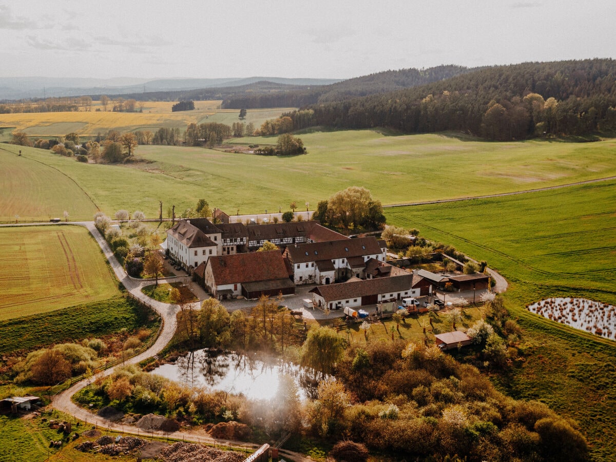 Idyllisch zwischen Wiesen und Wäldern gelegen,...