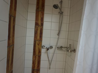 Badezimmer mit bodengleicher Dusche