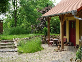 Großer Sitzplatz im Hof