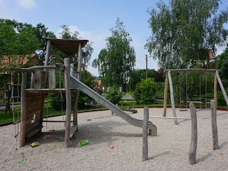 Spielplatz auf dem Anger 50m entfernt