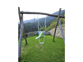 Garten mit Kinderspielsachen