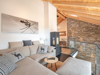 Gemütliche Sitzecke auf der Empore mit Kamin