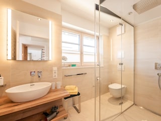 Badezimmer mit Dampfdusche