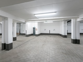 2 übergroße Tiefgaragenplätze