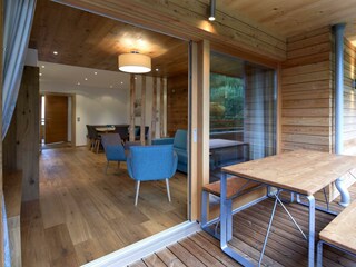 Überdachter Balkon mit Sitzplatz