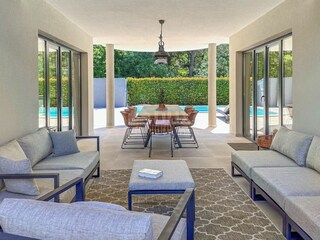 Dining area lounge