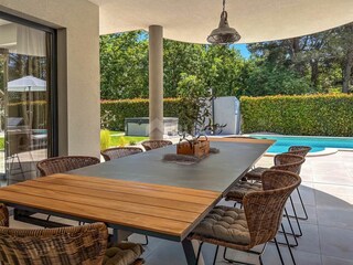 Überdachter Outdoorbereich-Schutz vor Sonne & Regen