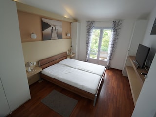 Schlafzimmer 1 mit Ausgang zur Terrasse