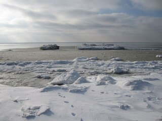 Eisschollen am Strand