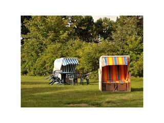 großer Garten mit Strandkörben