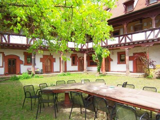 Großer Tisch, Innenhof