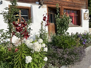 Bauerngärtli vor dem Haus im Sommer