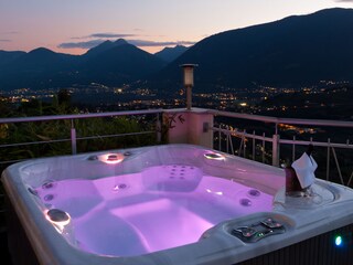 Whirlpool auf der Liegewiese mit Blick auf Meran
