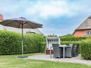 Hinter dem Haus befinden sich die Terrasse und ein Stellplatz für Ihr Auto.