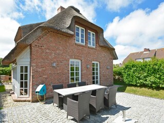 Genießen Sie das schöne Wetter auf der Terrasse.