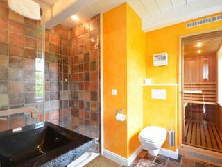 Über das Erdgeschoss-Bad erreichen Sie Ihre hauseigene, begehbare Sauna.