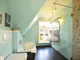 Gönnen Sie Ihrem Körper ausgiebige Pflege im großen Bad im OG mit Wanne, Dusche und Doppelwaschbe...