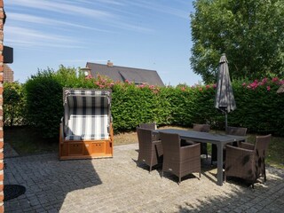 Genießen Sie das schöne Wetter auf der Terrasse.