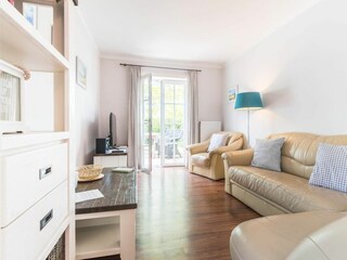 Vom Wohnzimmer aus haben Sie direkten Zugang zur eigenen Terrasse.
