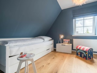 Das Kinderzimmer ist mit einem Einzelbett ausgestattet.