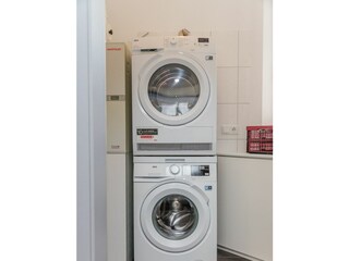 Im Hauswirtschaftsraum stehen Ihnen kostenlos Waschmaschine und Trockner zur Verfügung.